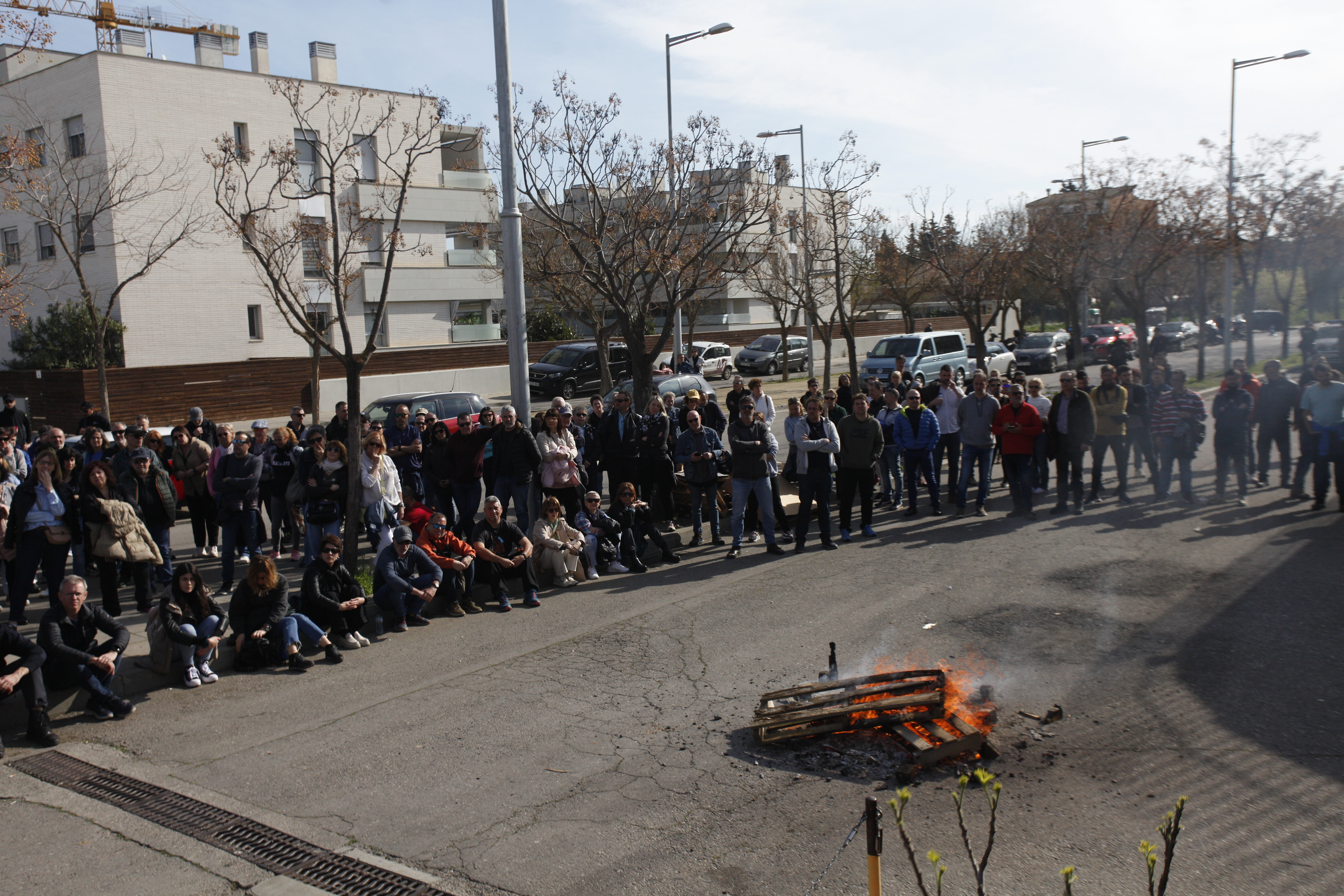 FOTO_ Tony Alcántara Els funcionaris de la presó de Ponent van cremar palets a l’accés del centre penitenciari